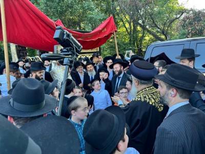 Hachnasat Sefer Torah in Monsey during Chacham David Yosef’s visit, celebrated with singing, dancing, and deep kavod haTorah.