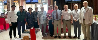 Cправо-налево: Роберт Пинхасов, Анатолий Давыдов, Алишер Кариев - сын покойного ректора Нархоза 60-70-х Мухамеджана Мурадовича Кариeва, науч. сотрудник NYU, Саидахрор Гулямов - бывший ректор, его дочь Умидахон, Велиям Кандинов, Салиха-опа, супруга С. Гулямова, Лиза Бангиева, Алик Лайлиев, Саид - внук С.Гулямова